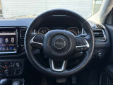 革巻きのステアリングハンドル!JEEPロゴがおしゃれでかわいいです。