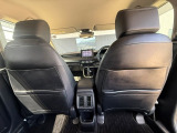 運転席と助手席のシートバックには収納ポケットを装備!センターコンソール部には、後席エアコンやドリンクホルダーを装備しております♪