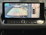 後退時にはバックモニターが後方の状況を把握しやすく、安心してバック駐車できます。