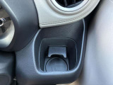 運転席の手の届く場所には500mlのパック飲料もピッタリ入る大きめのドリンクホルダーがございます(^^) ドライブ中の水分補給もバッチリです♪
