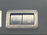 【パワーバックドア】スマートキーや運転席のボタンを押すだけでリアゲートが自動で開閉します!荷物を持っている時や、高い位置にあるバックドアを閉める際に便利な機能です♪