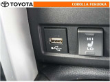 ポータブルオーディオなどの機器を接続して、車両のスピーカーで聞くことができます。