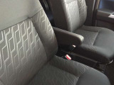 運転席にアームレスト付きます。