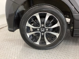 純正アルミホイールです。足元が引き立つので、車全体のイメージがアップしますよ!