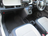 運転席と助手席の間にはセンターコンソールトレーとドリンクホルダーが設けられています。
