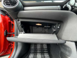 収納スペースももちろんあります。充分にあるので、車の中にあると便利なティッシュや眼鏡等、小物を収納しておくのに最適です。