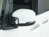 ◆ドアミラーウインカー◆ドアミラーにウインカーを装備しています。対向車に自身の進行方向を合図し安全に運転できます。