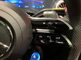 運転中にハンドルから手を離したり前方から目を逸らしたりすることなく、安全に各機能を操作する事ができます。