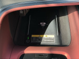 ワイヤレス充電器ついてます!スマートフォンを置くだけで充電可能。ケーブルをつなぐ煩わしさがありません。