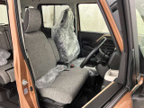 運転席と助手席です。クリーニング専門のスタッフにより隅々まできれいに仕上げております。乗り出しから気持ちよくお使いいただけます。