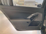 アクセルに軽く触れるだけで、車体が静かに、しかし力強くに前へと進む。その感覚は、これまでのクルマとは一線を画します。