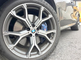 ●OP21インチアルミホイール:輸入車ならではの卓越した走りを支えるホイールと足回りです!日本車の走りに慣れている方にもぜひ体感して頂きたいほど、高いレベルでまとまっています!