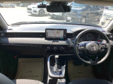 操作性・視認性に優れた機能的なレイアウトの運転席まわりです。