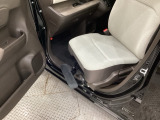 助手席を手動で回転させ椅子の向きを外向きにして、お車の乗り降りをしやすくできる福祉車両です。