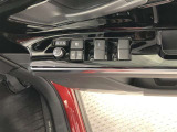 運転席側のフロントドアに全ドアのパワーウィンドウ開閉スイッチとウィンドウロックスイッチとドアロックスイッチと電動格納式ドアミラーの操作スイッチが有るので手元でミラー調整ができるので便利です。