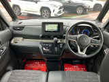 運転席写真です。革巻ステアリング パドルシフト