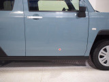 運転席ドアにも2センチ程度の線キズがみられます。車両の状態につきましては実車でのご確認をお願いします。