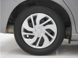 ◆純正ホイール装着車◆シンプルなデザインのホイールキャップ付きです。