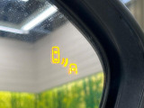 【ブラインドスポットモニター】走行中、ドアミラーの死角になりやすい箇所に後続車が接近するとサイドミラーのレンズに警告を表示!ドライバーに注意喚起をしてくれます。