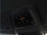 ルーフにあるボタンは、車両が始動しない場合、パンクした場合、または事故に遭った場合などの緊急時に支援の要請に使用できるため、安心感を高めることができます。