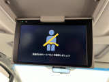 後席モニター付!長時間の移動の際、後ろに乗った人も退屈することなく過ごせます!