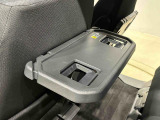 シートバックテーブルがついています。