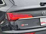 Audiのテールライトは、スタイリッシュで洗練されたデザインが特徴で、多くのモデルでLEDテールライトを採用しております。また、テールライトには動的ウィンカー機能が搭載されているモデルもあります。