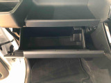 よく使うものが手を伸ばせばすぐ届く、機能面で充実した収納。