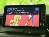 停車中に楽しめるTV機能。ニュースや番組をチェックしながら、休憩時間を有効活用できます。長距離移動も退屈知らずです。