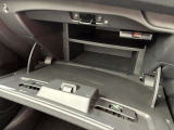 奥行きのあるグローブボックスなので車検証や小物、常備品を収納してみてください!すっきり収納できて便利です!