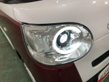 白く明るい光で夜間走行をサポートするLEDヘッドランプを搭載