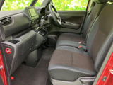 運転しやすいシンプルな操作性。必要な情報がひと目でわかるメーター類が配置されています。快適なドライブをサポートします。