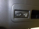 電動式バックドアです。 荷物を持ったままでもボタン一つで自動的に開け閉めできるので便利ですよ。 挟み込み防止機能も付いていますのでお子様の手や荷物を挟み込むのを防いでくれますよ。