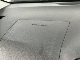 【助手席エアバッグ】SRSエアバッグとはシートベルトの働きを補助して衝突した時に乗員の衝撃を軽減するシートベルト併用式エアバッグ。前面衝突時に瞬時に膨らみ、頭部と胸部の衝撃を軽減します。