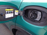 車両後部のスマート充電サポートから、ご自宅または公共の充電スタンドでのバッテリー充電を行います。