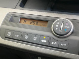 【オートエアコン】一度お好みの温度に設定すれば、車内の温度を検知し風量や温度を自動で調整。暑い&hellip;寒い&hellip;と何度もスイッチ操作をする必要はありません。快適な車内空間には必須の機能ですね♪