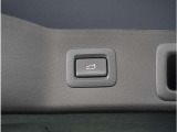【パワーバックドア】スマートキーや運転席のボタンを押すだけでリアゲートが自動で開閉します。両手に荷物を持っている時や高い位置のバックドアを閉める際に便利な機能です。