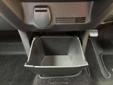 開け閉め可能な小物入れ付きです(^^)ドリンクホルダーとしてもご利用いただけます★電源ソケットもこちらにございます(^^)/