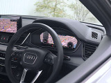 ●隣りの車からウィンドウ越しにバーチャルコクピットが際立っています。大変美しく高級感あふれるインテリアでございます