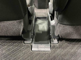ポーチやセカンドバッグなど置くのに便利なセンターフロアートレイ。