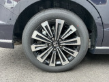 純正アルミ装備。タイヤサイズ205/55R7です。