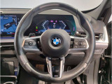 【ハンドル】ドライバーとBMW車の一体感がダイレクトに伝わるステアリングホイール。形状・太さへの拘りに加えて、操作性を高める為にスイッチ類も配置。クイックかつ安定のドライビングを体感下さい!