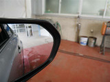 隣車線を走る車両をレーダーで検知し、ドアミラーでは確認しにくい後側方エリアに存在する車両に加え、急接近してくる車両も検知します。車両を検知するとドアミラーに搭載されたLEDインジケーターが点灯します。