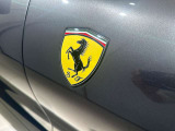 スクーデリア・フェラーリ・フェンダーエンブレムが装着されております。