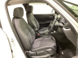 広い足元にゆったり座れるシートには肘掛けも装備しており長距離の運転でも疲れにくくなってます。女性でも運転がしやすいように、シートの高さ調整機能(シートリフター)がついています。