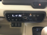 オートエアコンで、毎日のドライブを快適に。温度、風量を自動で調整し、理想的な車内環境を提供します。