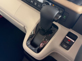 【チケットホルダー・運転席側】有料道路の通行券や駐車券を収納できるバニティミラー付きのサンバイザー。