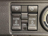 両側パワースライドドアウェルカムオープン機能 降車時にスイッチで予約しておけば、乗車時に電子カードキーを持ってクルマに近づくだけでパワースライドドアが自動でオープン♪