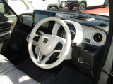 アイボリーカラーで明るい印象の車内♪