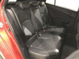 内装工程では、中古車を気持ちよくお乗りいただけるよう清掃しております。シートの洗浄はもちろん、ニオイの元となるフロアカーペットまで洗浄・消臭を実施。